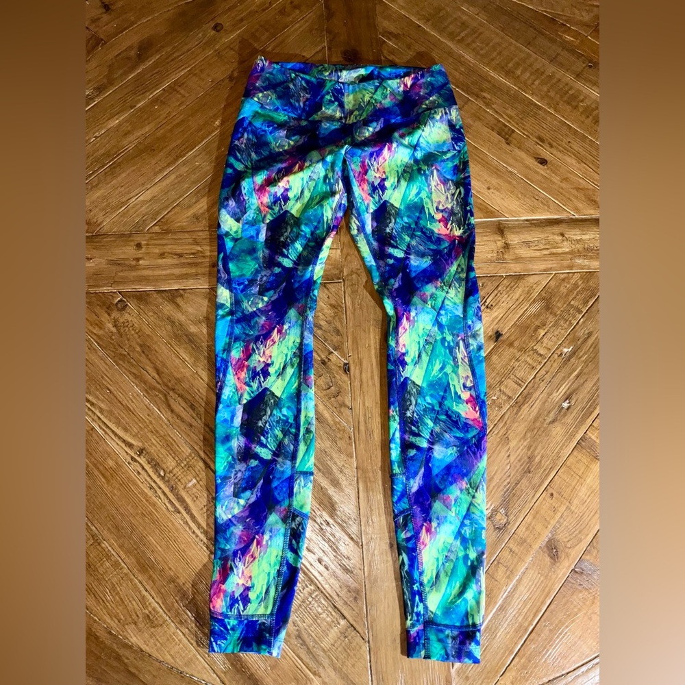 ASICS leggings in a vibrant and fun pattern - size medium